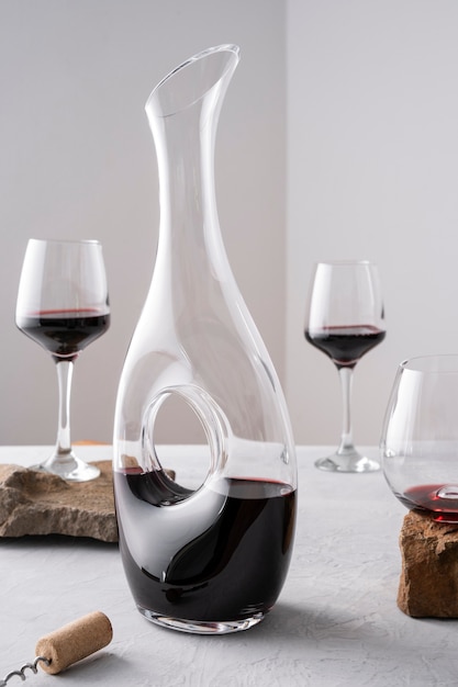 Disposizione decanter e bicchiere da vino