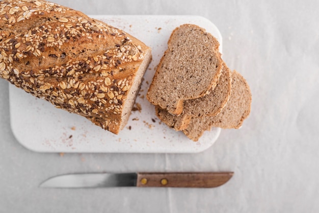 Disposizione degli alimenti con vista dall'alto di pane