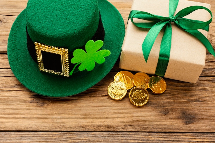 Foto gratuito disposizione degli elementi di st patrick ad alto angolo