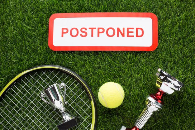 Disposizione degli elementi di tennis di vista superiore con il segno posposto