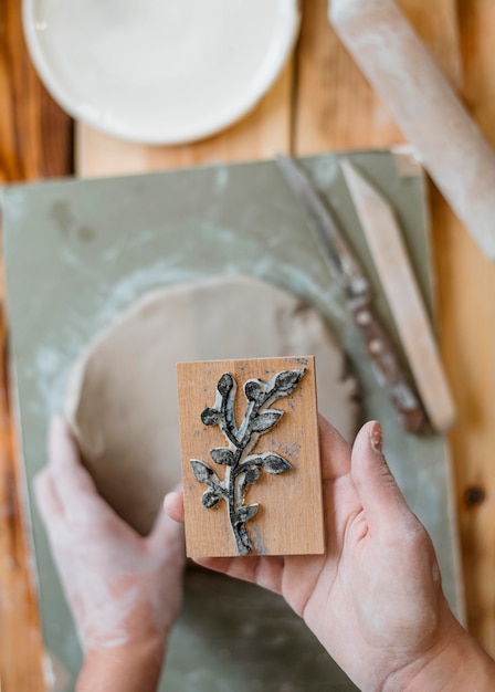 Disposizione degli elementi in ceramica in officina