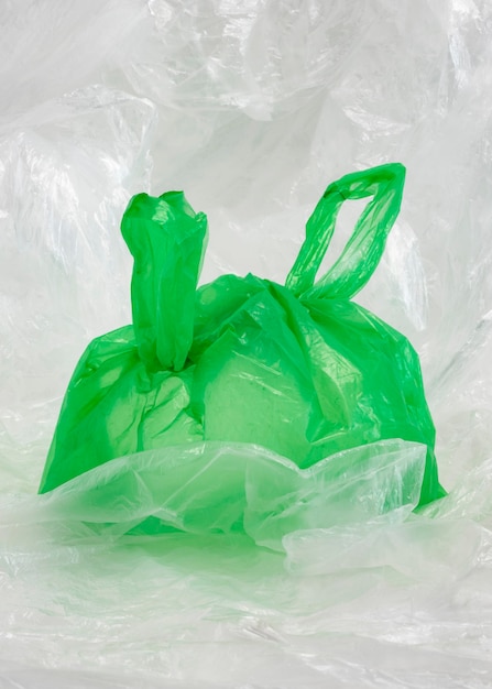 Disposizione degli elementi in plastica non ecologica vista frontale