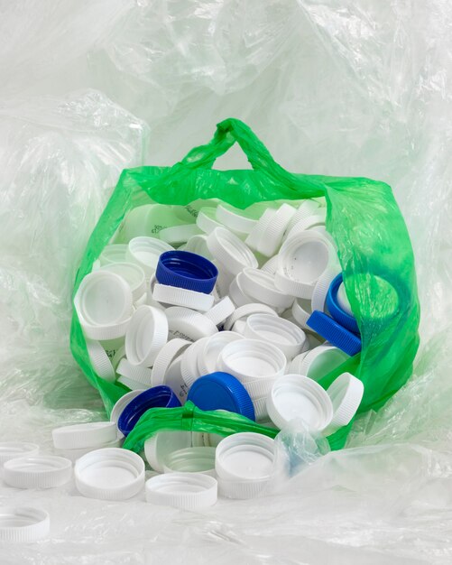 Disposizione degli elementi in plastica non ecologica vista frontale