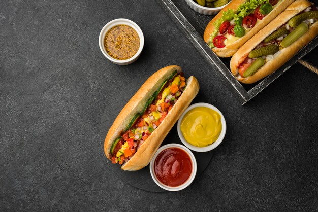 Disposizione degli hot dog in box flat lay