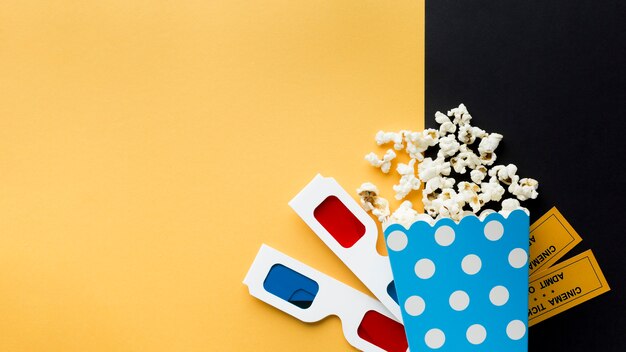 Disposizione degli oggetti del cinema su sfondo bicolore con spazio di copia