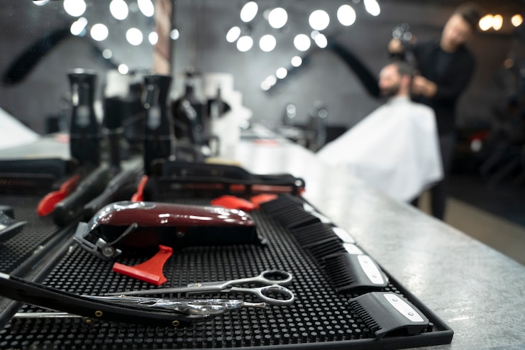 Foto gratuito disposizione degli strumenti di styling a colpo medio