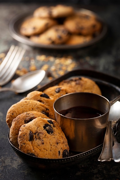 Disposizione dei biscotti al cioccolato ad alto angolo