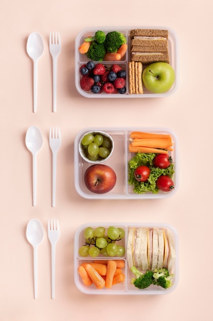 Disposizione dei contenitori per il pranzo con vista dall'alto