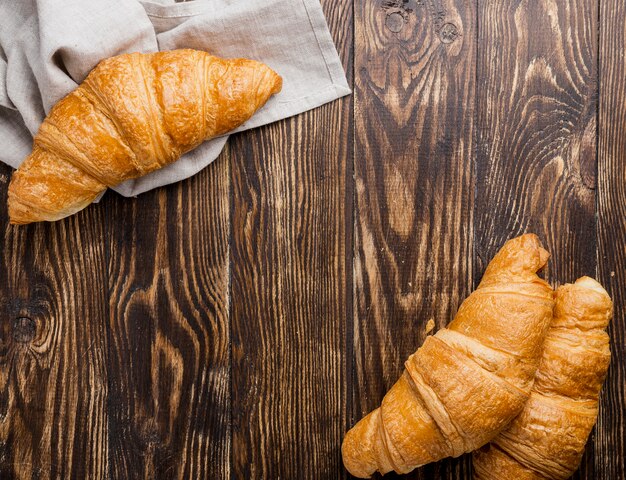 Disposizione dei croissant al forno vista dall'alto