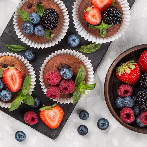 Disposizione dei cupcakes ai frutti di bosco