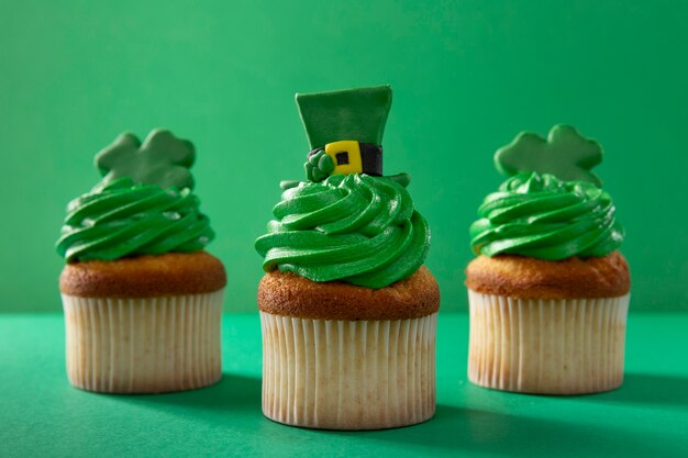 Disposizione dei cupcakes del giorno di San Patrizio