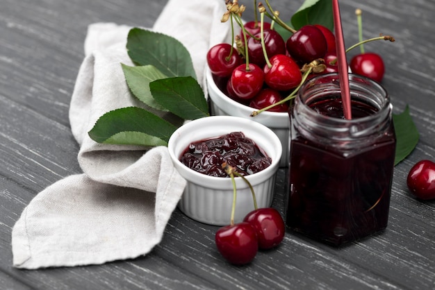 Disposizione dei dessert con marmellata ad alto angolo