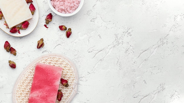 Disposizione dei fiori e del sapone di vista dall'alto