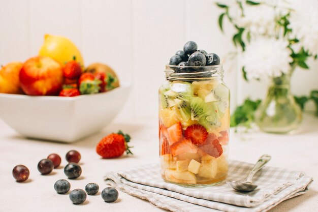 Disposizione dei frutti colorati in un barattolo