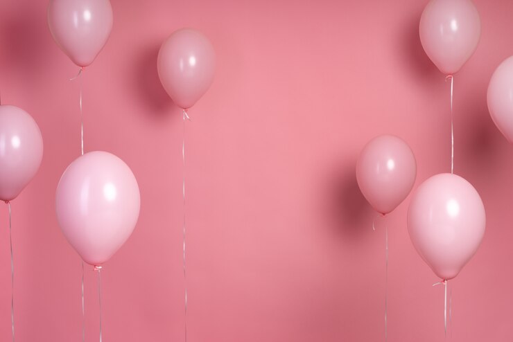 Foto gratuito disposizione dei palloncini rosa con copia spazio