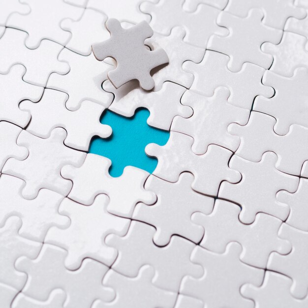 Disposizione dei pezzi del puzzle per il concetto di individualità