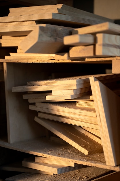 Disposizione dei pezzi di legno in atelier