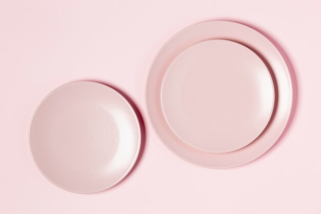Disposizione dei piatti rosa su sfondo rosa