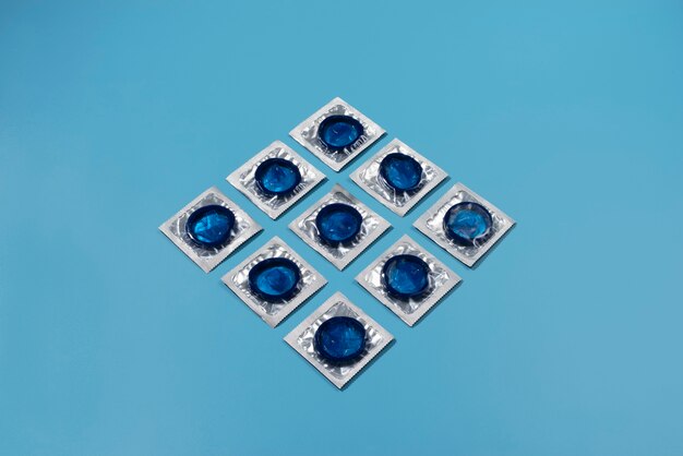 Disposizione dei preservativi blu ad alto angolo