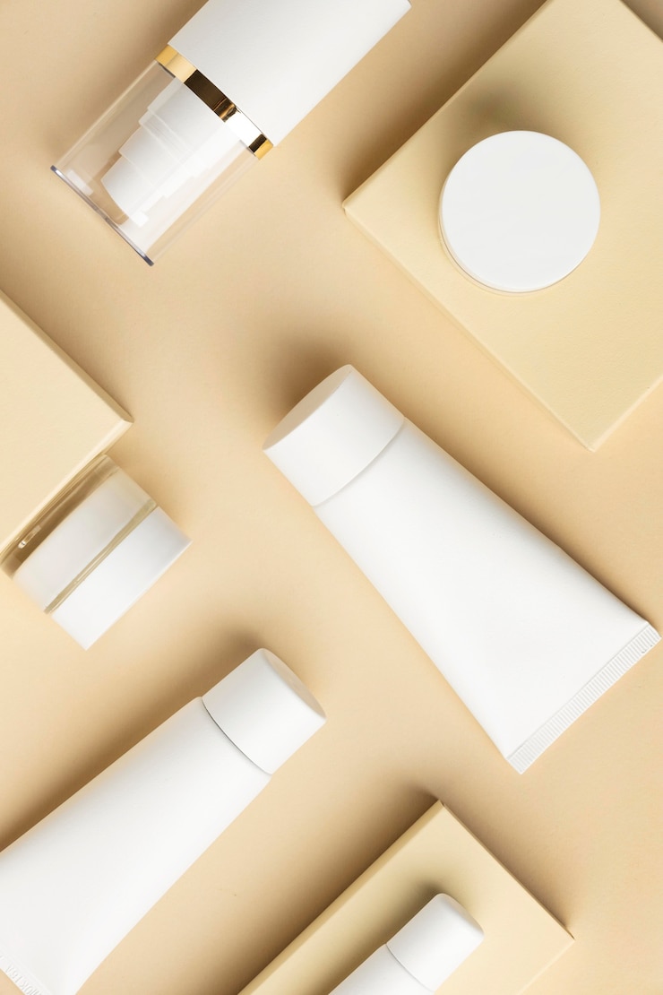 Foto gratuito disposizione dei prodotti cosmetici vista dall'alto