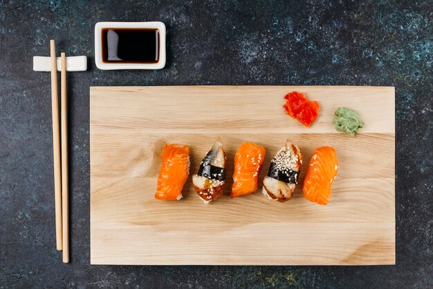 Disposizione dei sushi giapponesi piatti laici