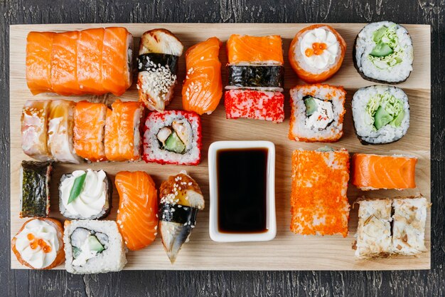 Disposizione dei sushi giapponesi tradizionali