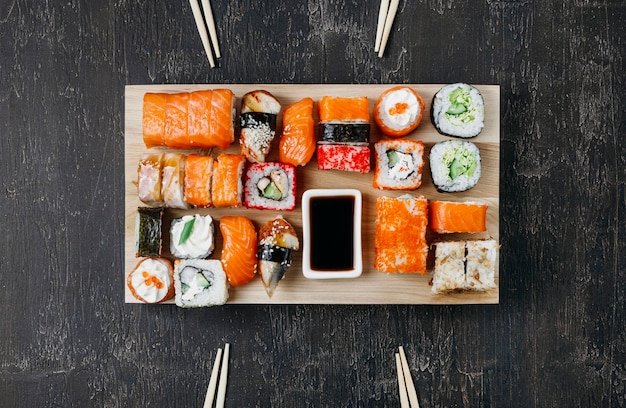 Disposizione dei sushi giapponesi tradizionali
