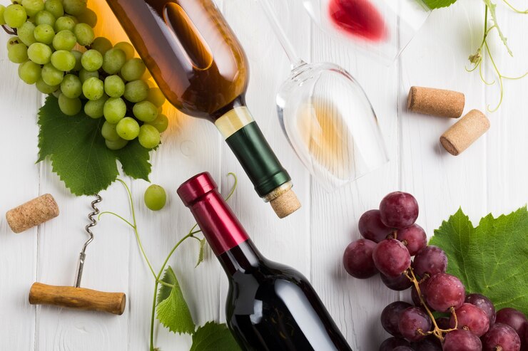 Foto gratuito disposizione dei vini bianchi e rossi