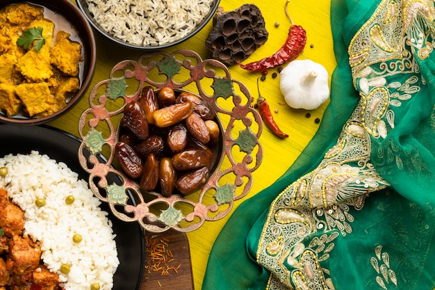 Disposizione del cibo con piatto di sari laici