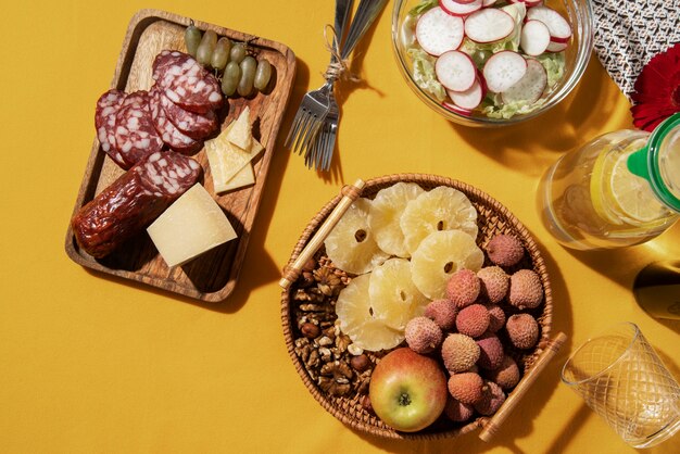 Disposizione del cibo delizioso vista dall'alto