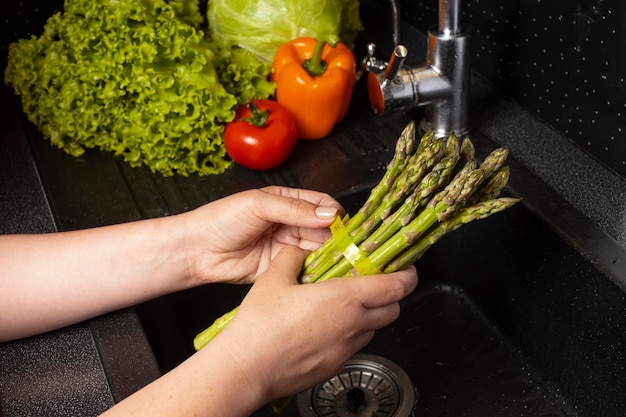 Disposizione del cibo sano da lavare