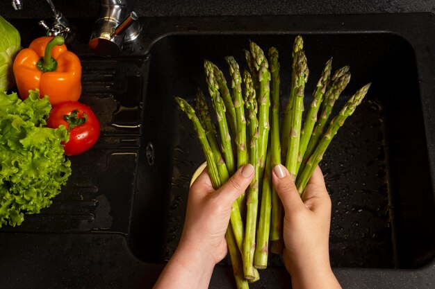 Disposizione del cibo sano da lavare