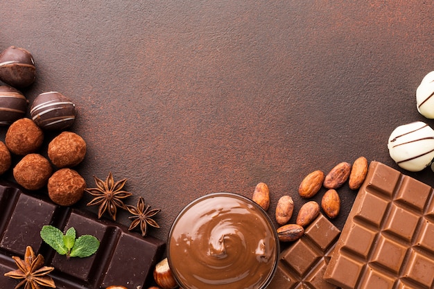 Disposizione del cioccolato delizioso copia spazio