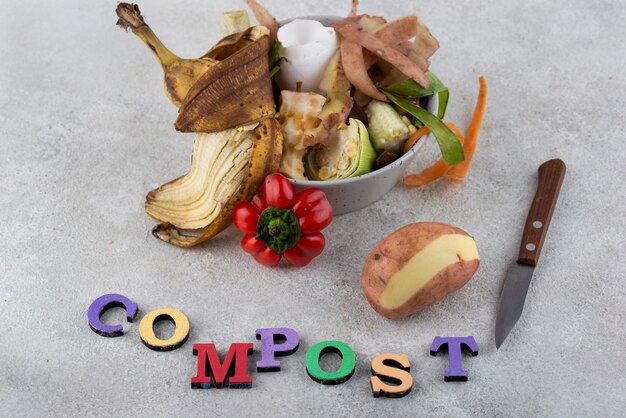 Disposizione del compost fatto di cibo avariato