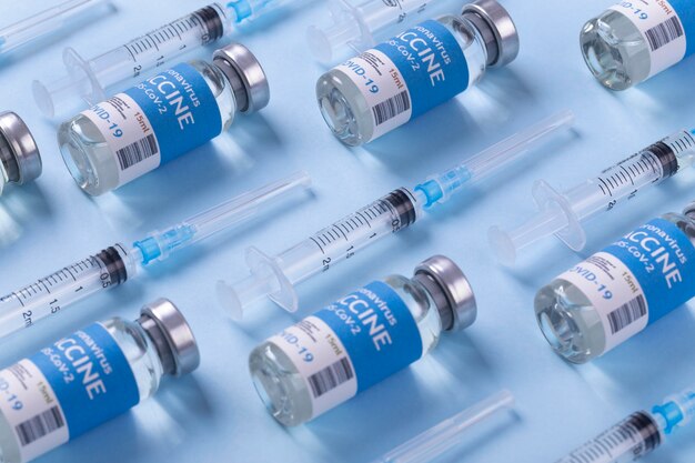Disposizione del coronavirus con flacone di vaccino e siringa
