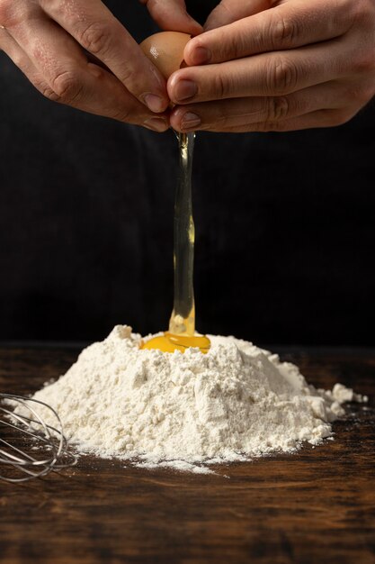 Disposizione del delizioso pane di ingredienti morti