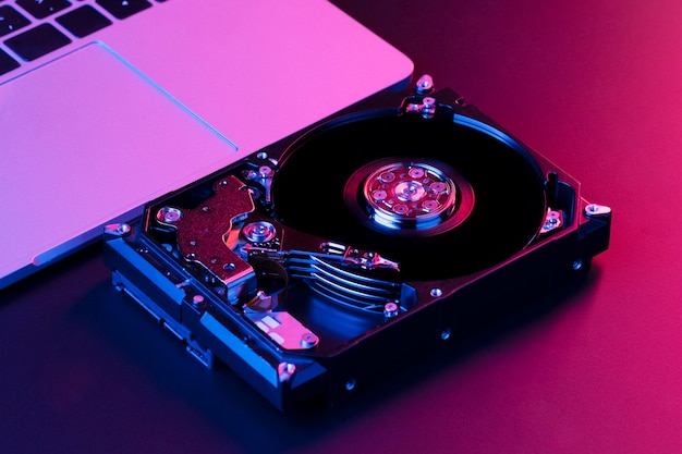 Disposizione del laptop e del disco rigido ad alto angolo