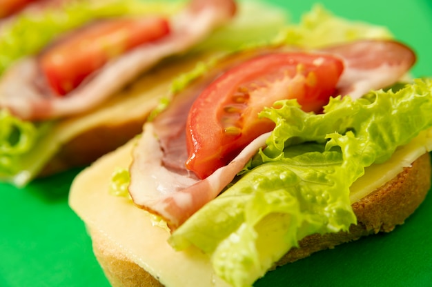 Disposizione del panino dell'angolo alto sul bordo verde