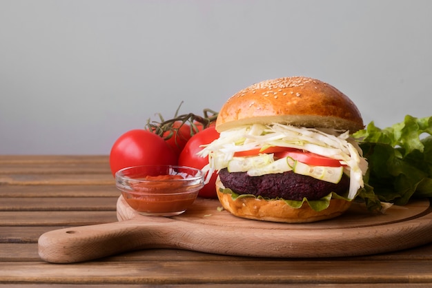 Disposizione del pasto dell'hamburger di vista frontale