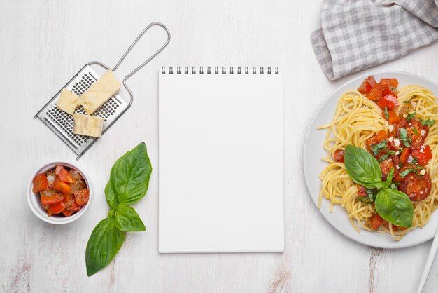 Disposizione del pasto di cibo locale piatto con blocco note