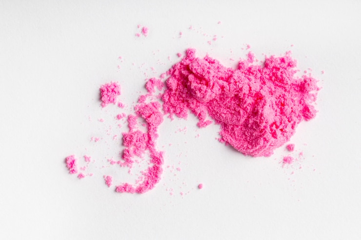 Foto gratuito disposizione del toner magenta di natura morta isolata