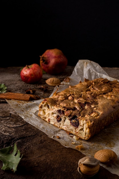 Disposizione deliziosa del pane delle prugne