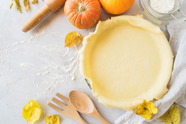 Disposizione deliziosa della torta e della zucca