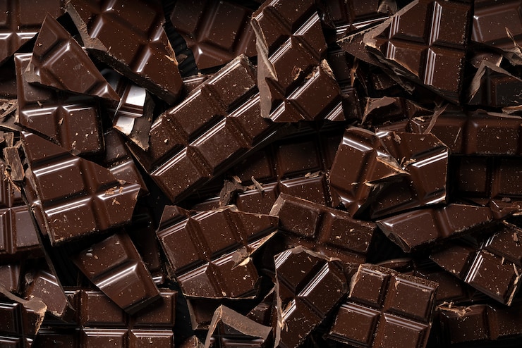 Foto gratuito disposizione deliziose tavolette di cioccolato piatte