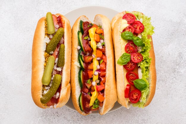 Disposizione deliziosi hot dog vista dall'alto