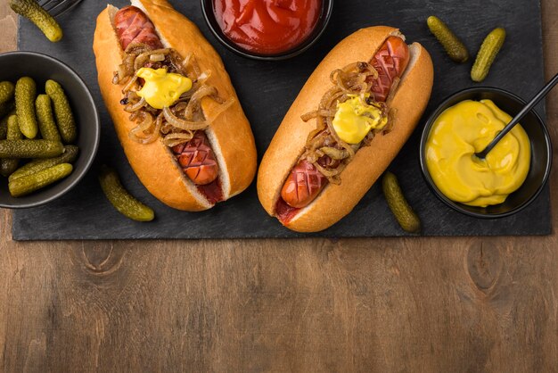 Disposizione deliziosi hot dog vista dall'alto