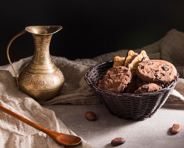 Disposizione dell'angolo alto con la miscela dei dolci in ciotola