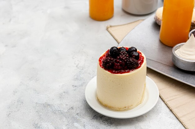 Disposizione dell'angolo alto con la torta e lo sfondo dello stucco