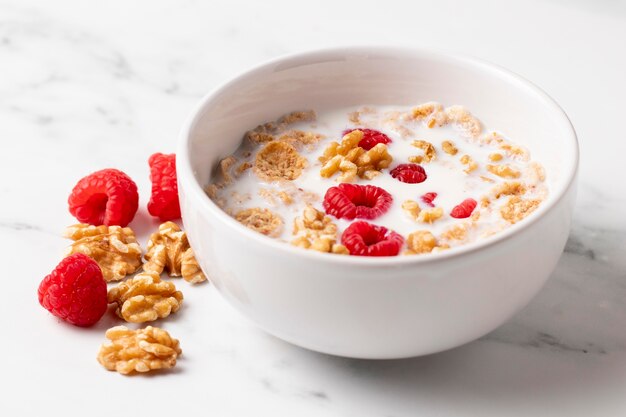 Disposizione dell'angolo alto del primo piano sano dei cereali della ciotola