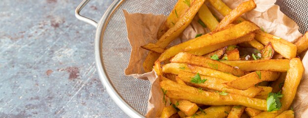 Disposizione dell'angolo alto delle patate fritte in ciotola